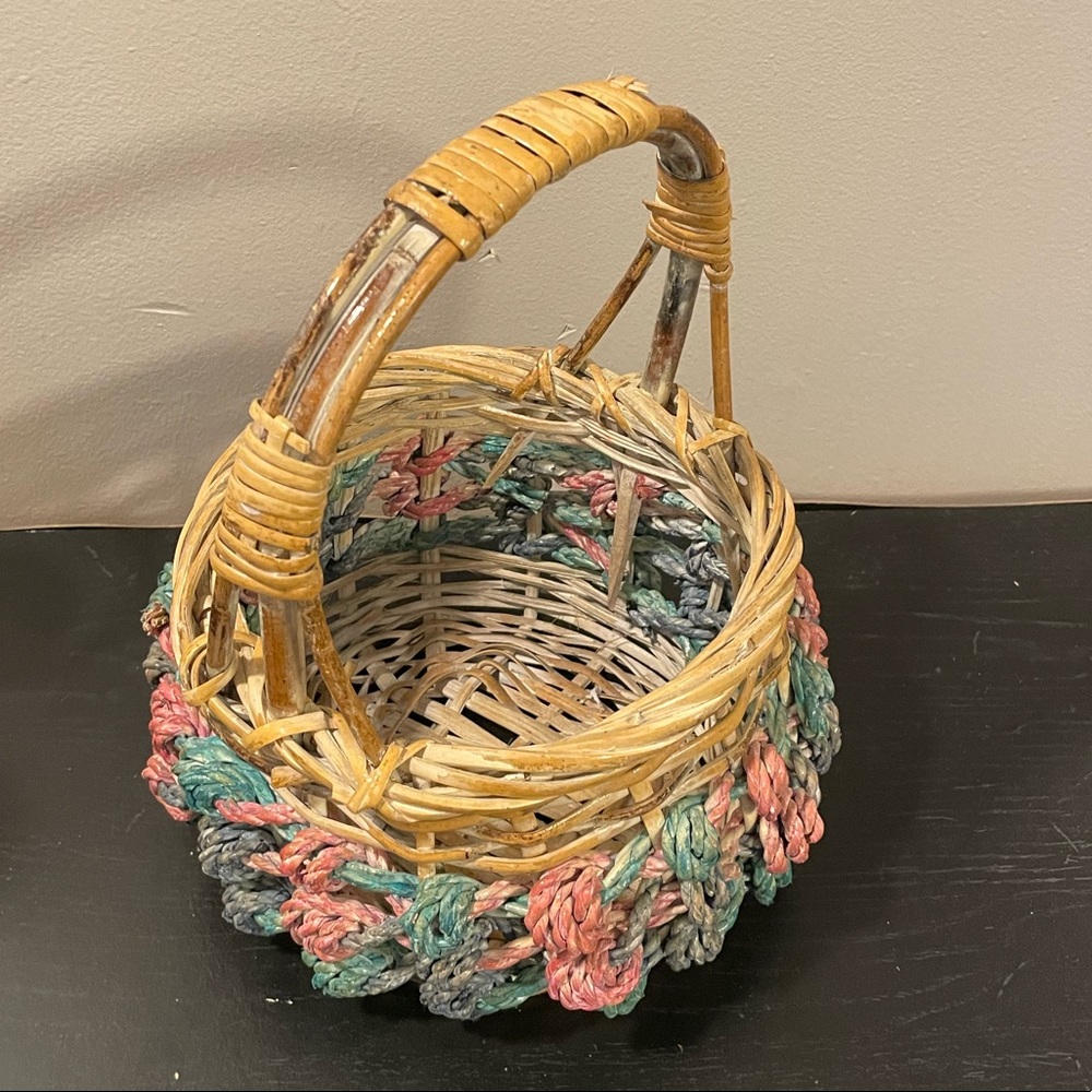 Vintage rattan basket with nautical knots 🪢 design! EUC!